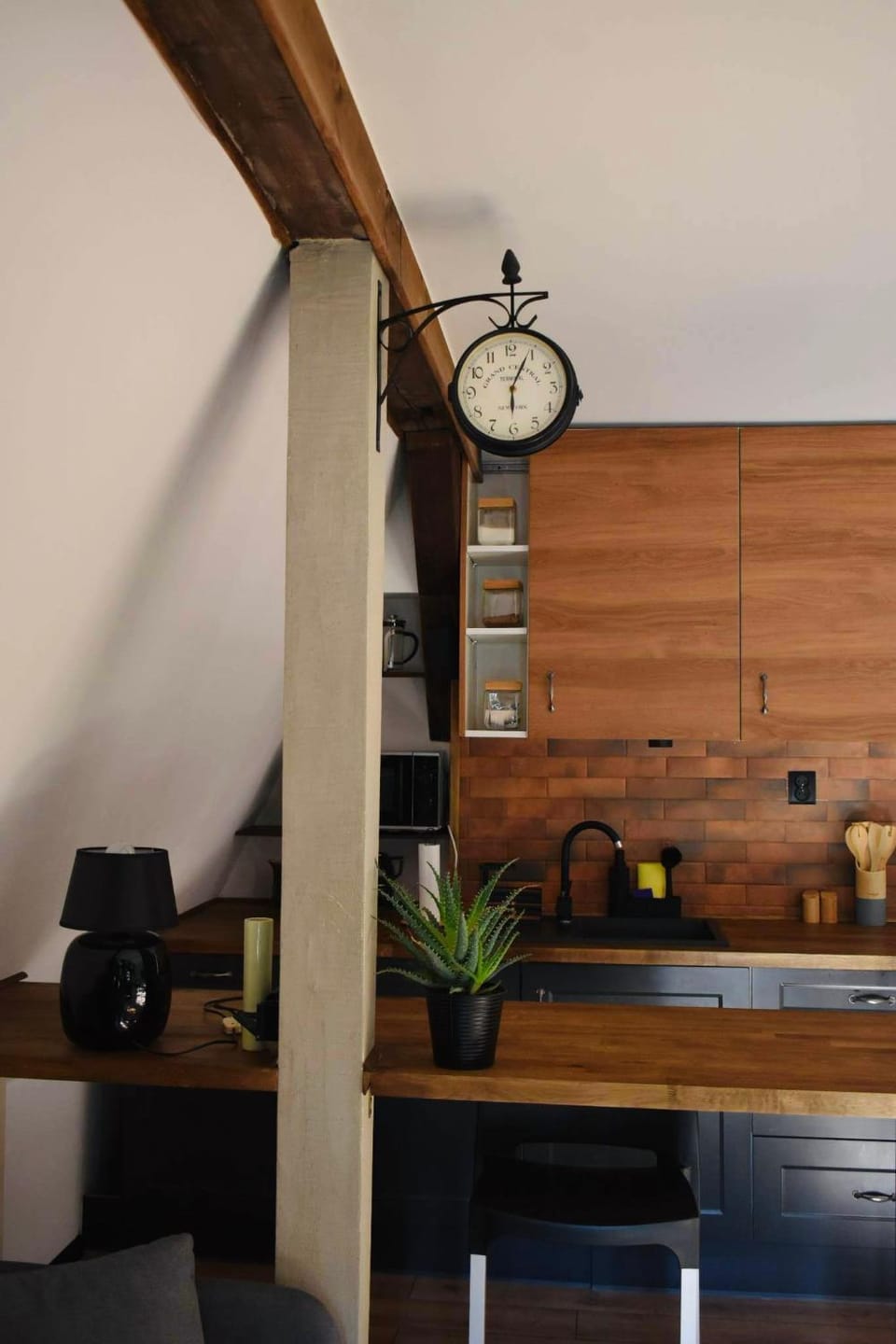 Kitchen or kitchenette, minibar, stove