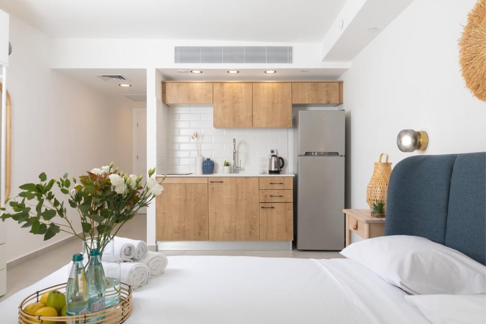 Bed, Kitchen or kitchenette, Bedroom, minibar