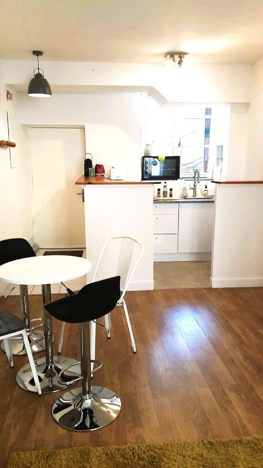 Kitchen or kitchenette, Dining area, minibar, pet friendly