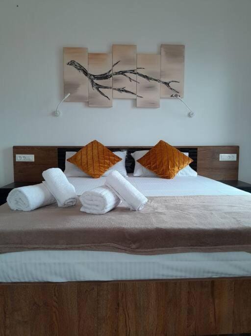 Bed, Bedroom, towels