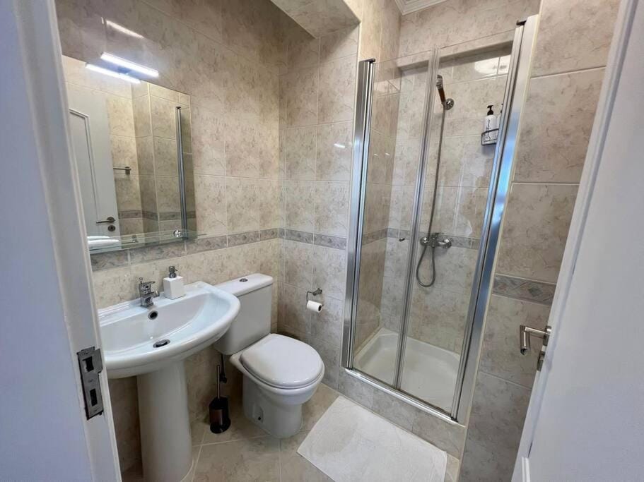 Shower, Toilet