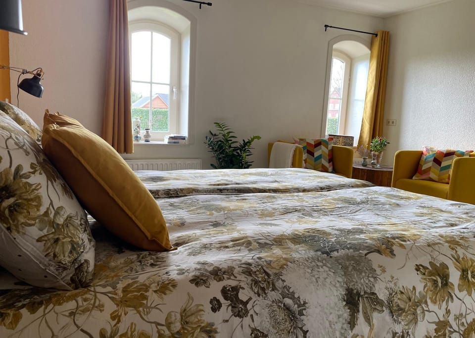 Bed, Photo of the whole room, Seating area, Bedroom