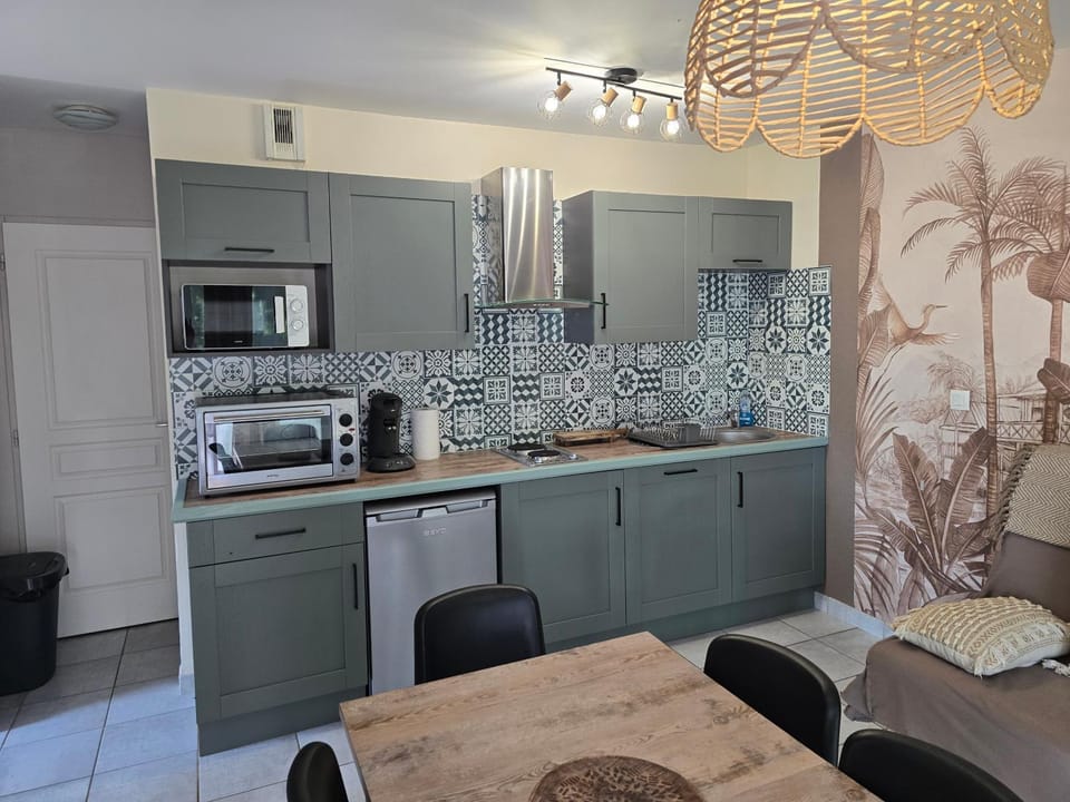 Kitchen or kitchenette, Dining area, dishwasher, stove