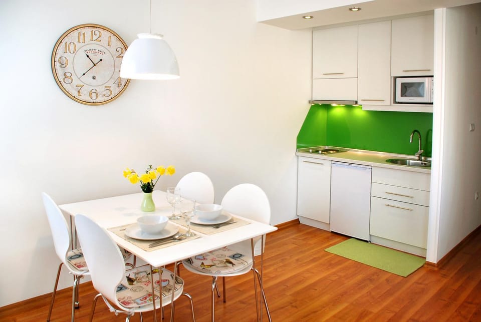 Kitchen or kitchenette, Dining area