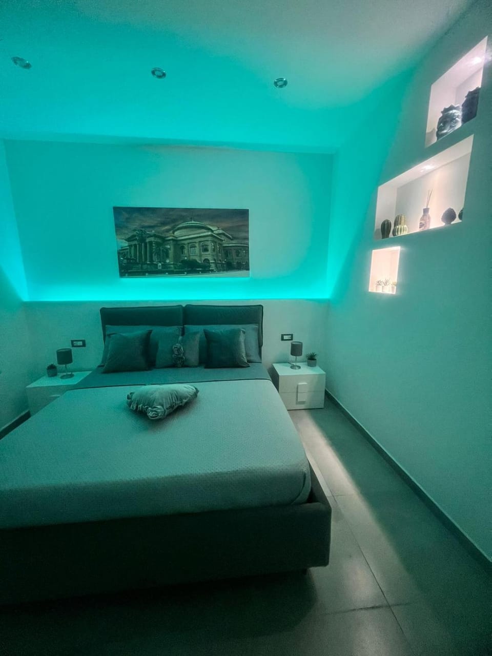 Bed, TV and multimedia, Photo of the whole room, Bedroom