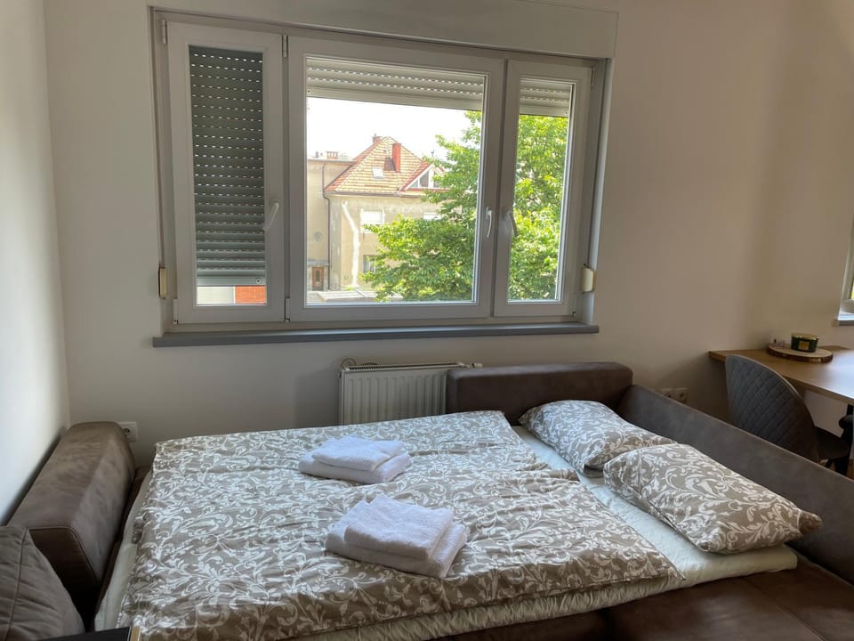 Bed, Bedroom, towels