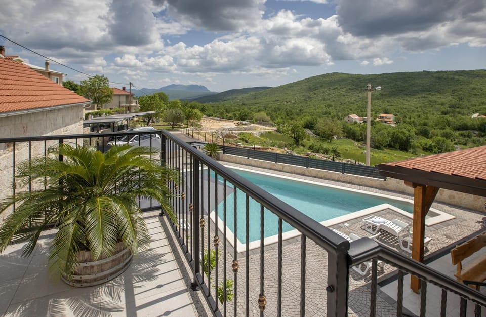 Natural landscape, Balcony/Terrace, Mountain view, Pool view, Swimming pool, sunbed