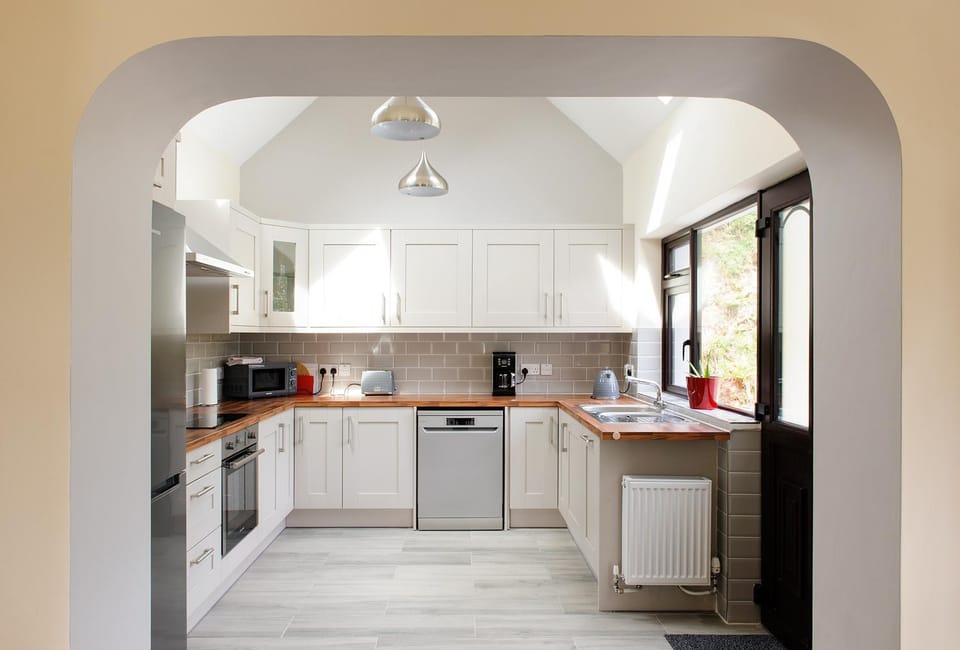 Coffee/tea facilities, Kitchen or kitchenette, dishwasher, microwave, oven, stove, toaster