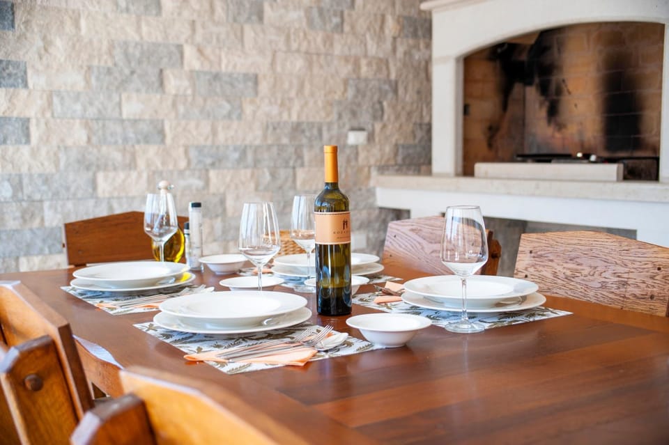 Food and drinks, Seating area, Dining area