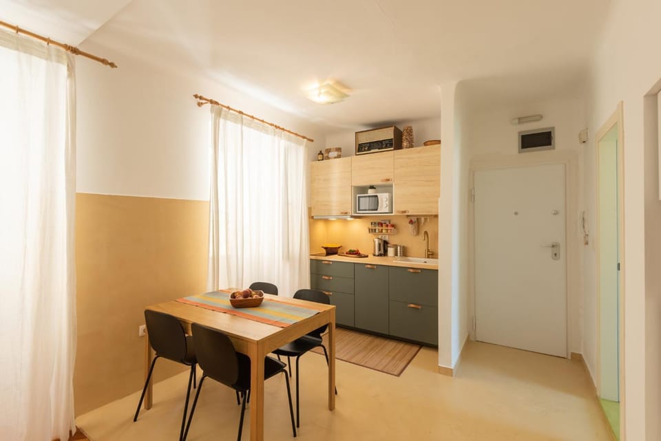 Kitchen or kitchenette, Dining area, minibar, kitchen