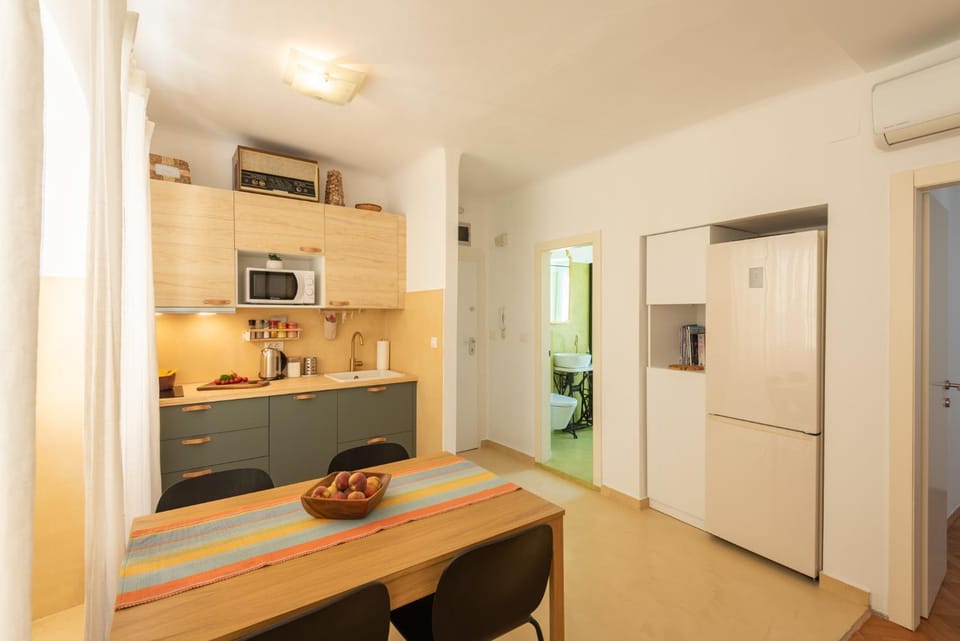 Kitchen or kitchenette, Dining area, minibar, air conditioner
