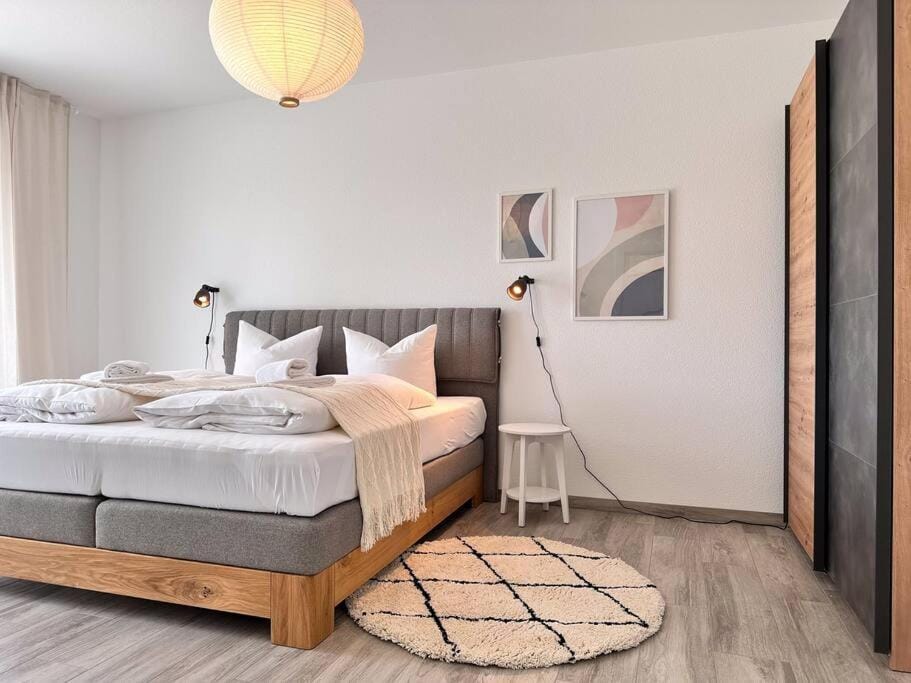 Bed, Photo of the whole room, Bedroom, towels