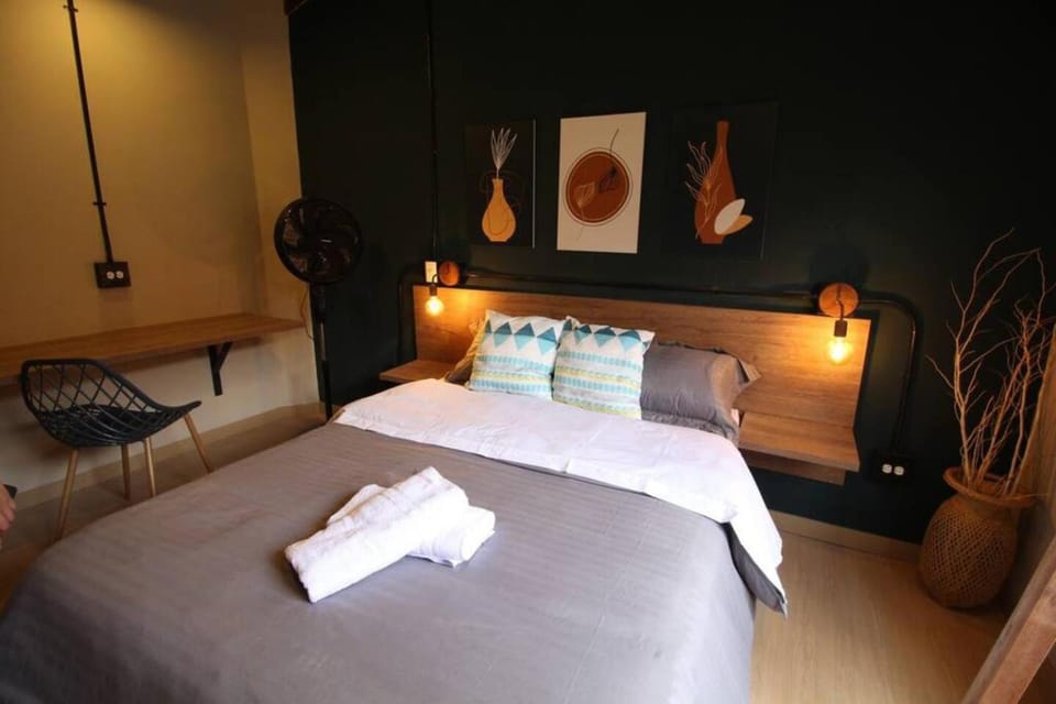 Bed, Bedroom, towels