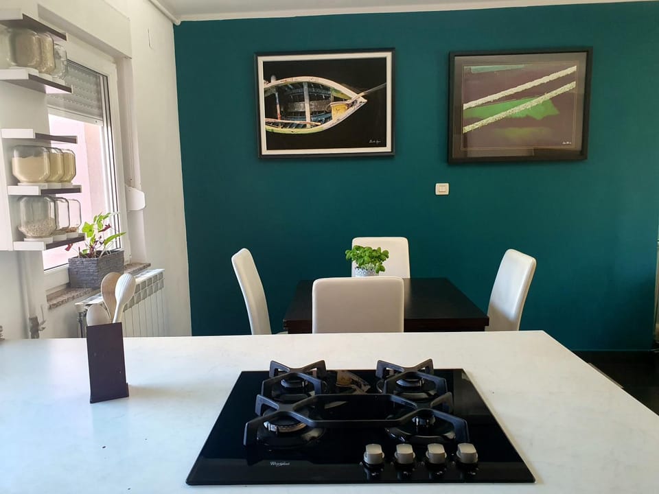 Kitchen or kitchenette, Dining area