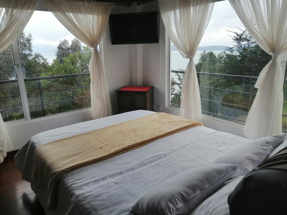 Bedroom, Lake view