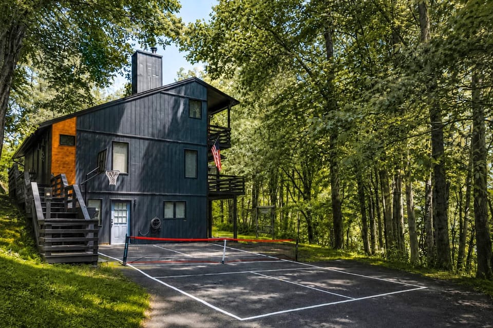 Waynesville Cabin w/ Pickleball Court and Hot Tub Cabin in Maggie Valley