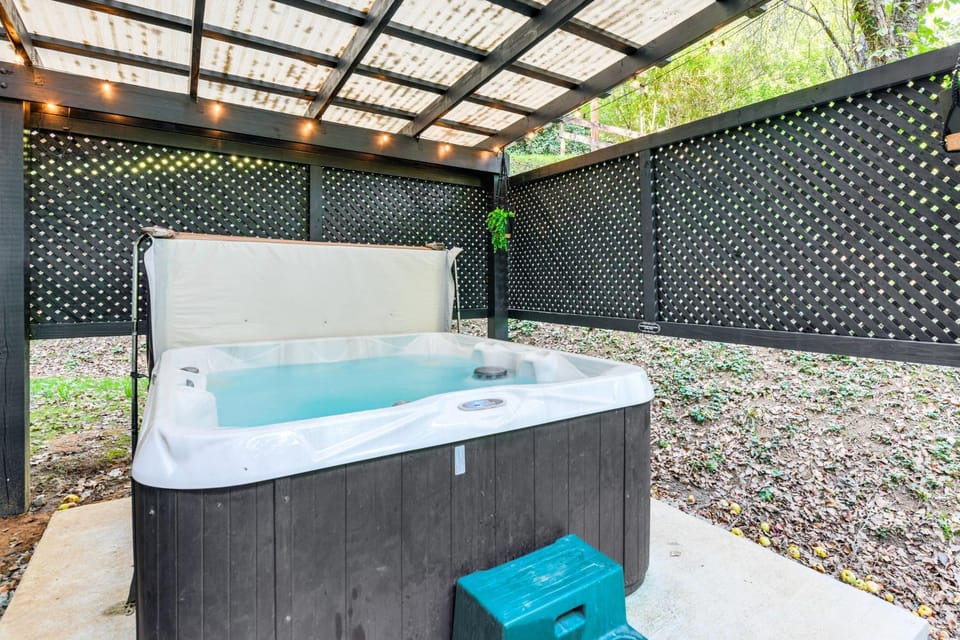 Modern Waynesville Cabin about 9 Mi to Lake Junaluska! Cabin in Maggie Valley