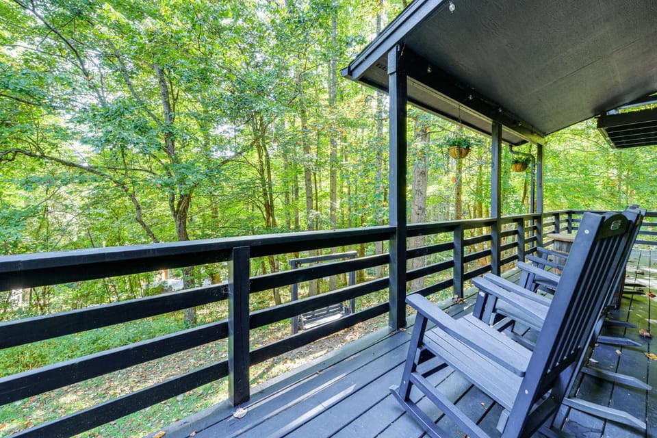 Modern Waynesville Cabin about 9 Mi to Lake Junaluska! Cabin in Maggie Valley
