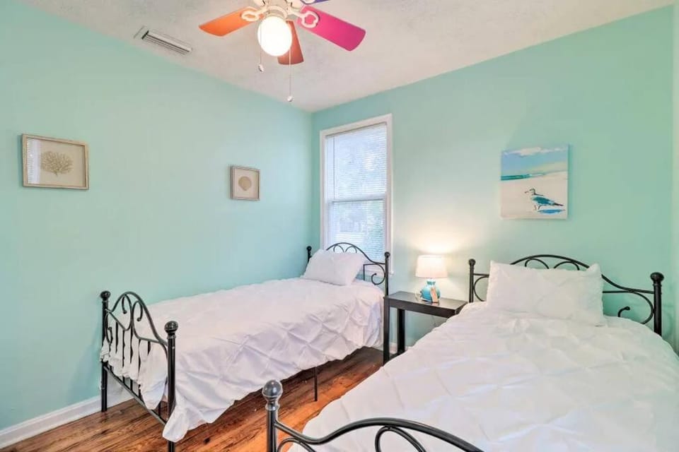 Pool home sleeps 6 with large fenced yard House in Jacksonville