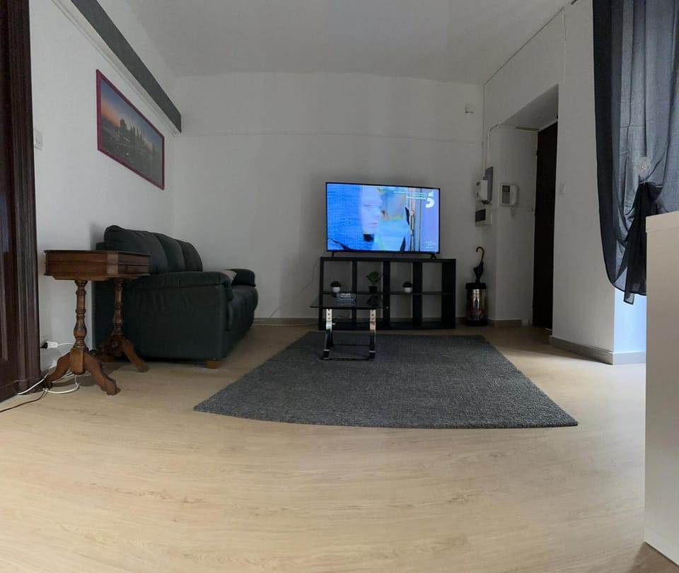 TV and multimedia, Living room, Seating area, Evening entertainment