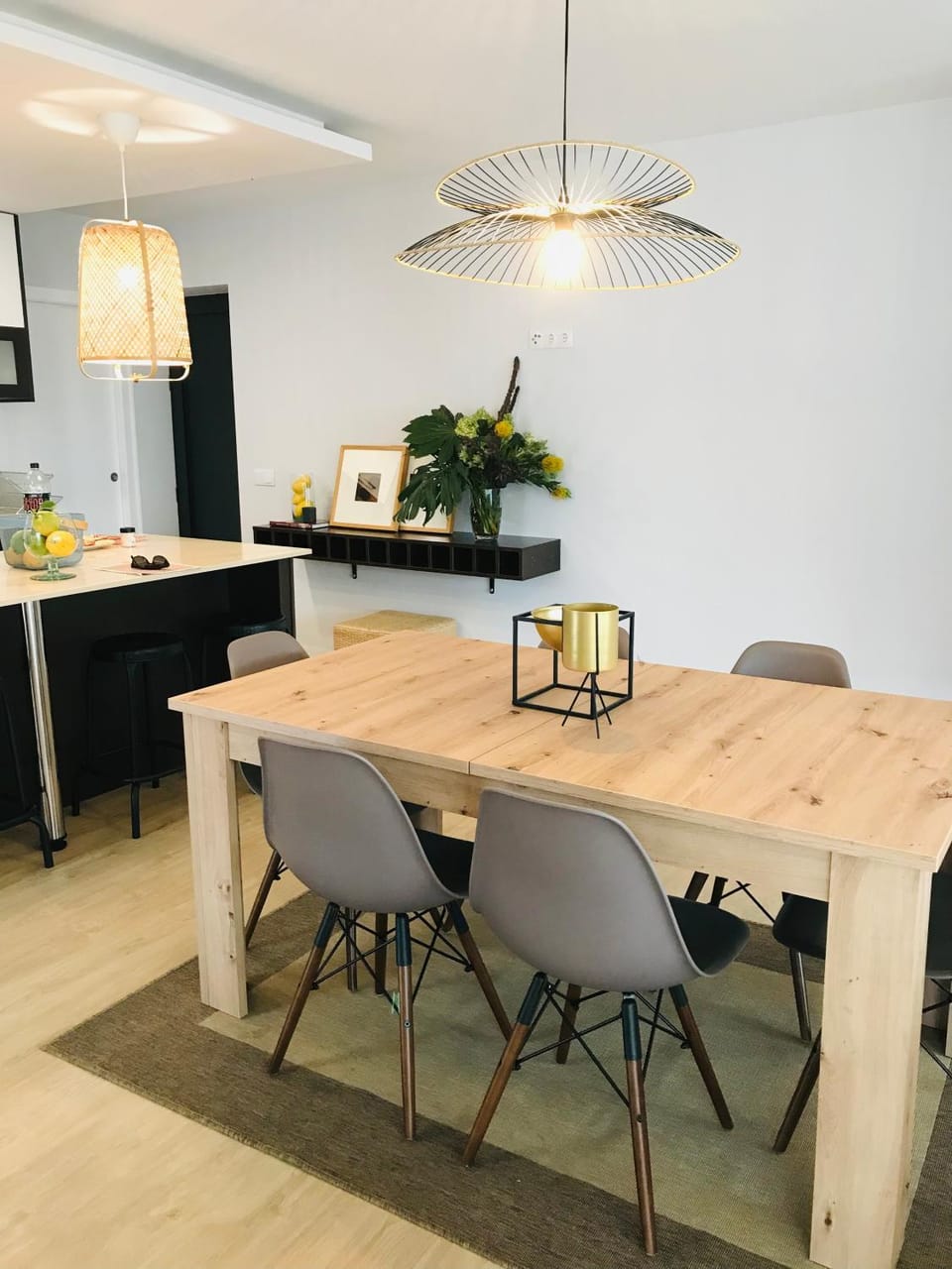 Kitchen or kitchenette, Dining area