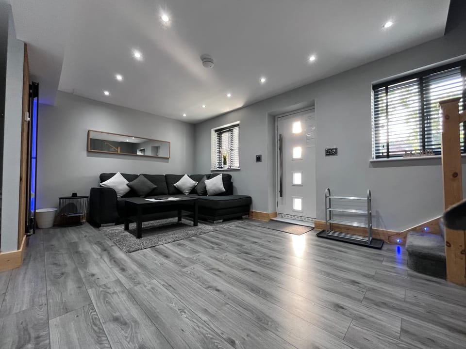 Entire Two Bedroom Guest House & Free Parking Apartment in Nottingham