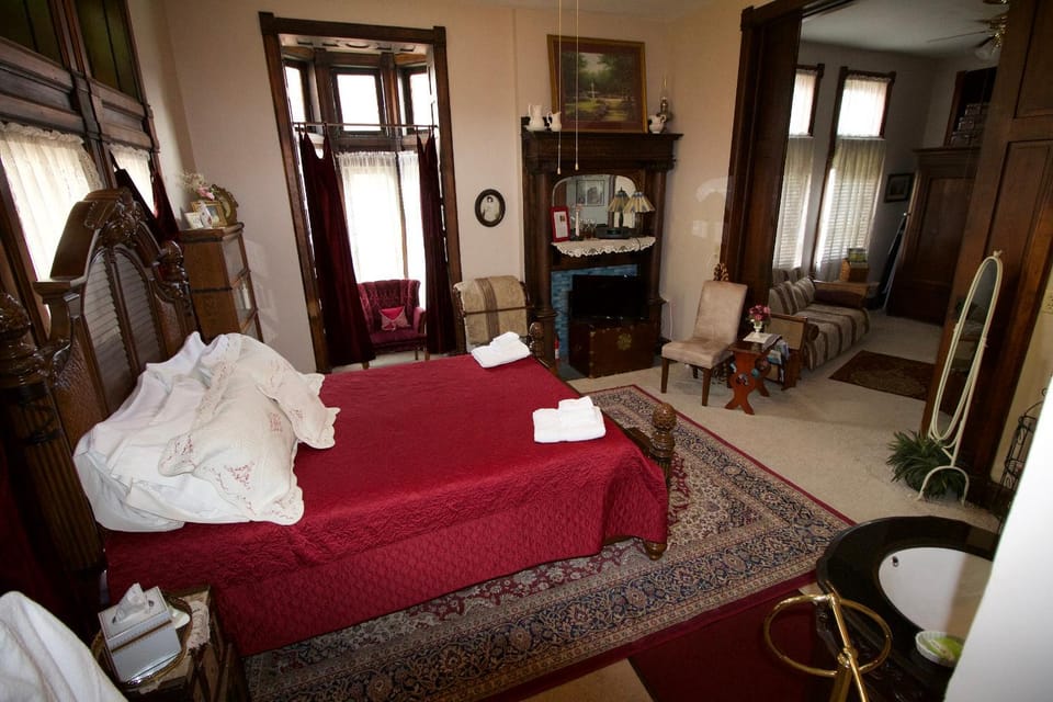 Bed, TV and multimedia, Photo of the whole room, Seating area, Bedroom, towels