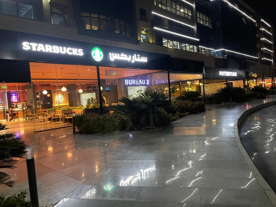 Restaurant/places to eat, Night, Aqua park, City view, Street view, Location, group of guests
