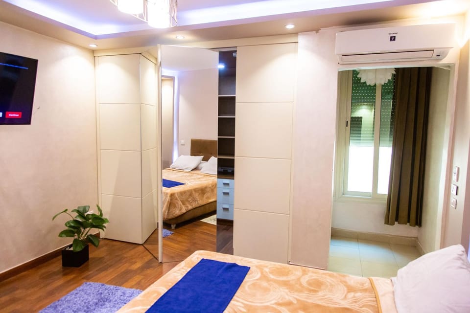 Bed, TV and multimedia, Photo of the whole room, Bedroom, wardrobe, air conditioner