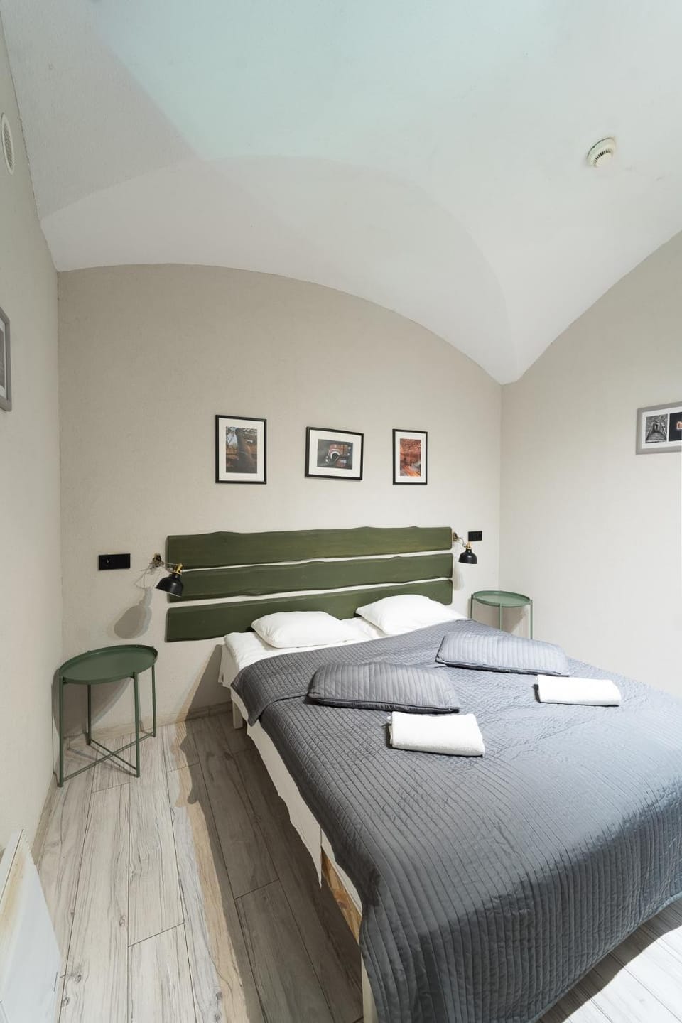 Bed, Living room, Photo of the whole room, Seating area, Bedroom