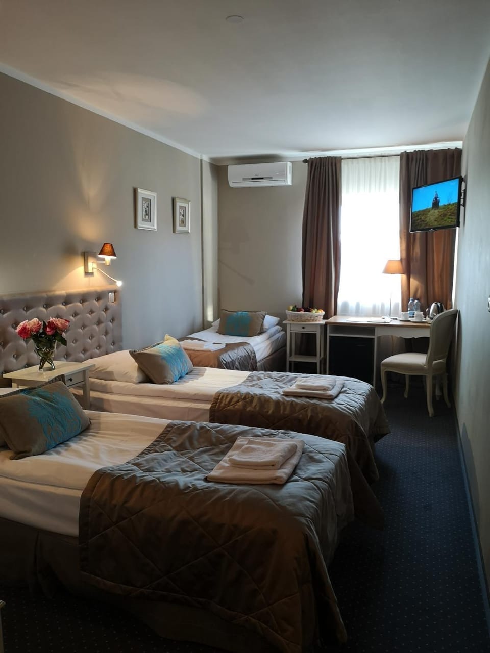 TV and multimedia, Photo of the whole room, Seating area, Bedroom