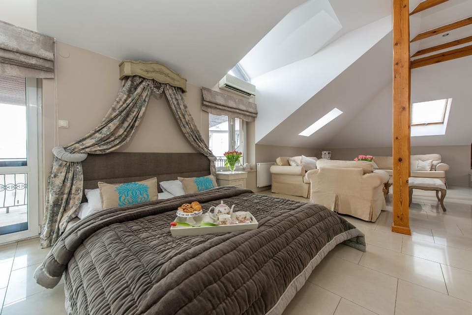 Bed, Photo of the whole room, Decorative detail, Seating area, group of guests, Family