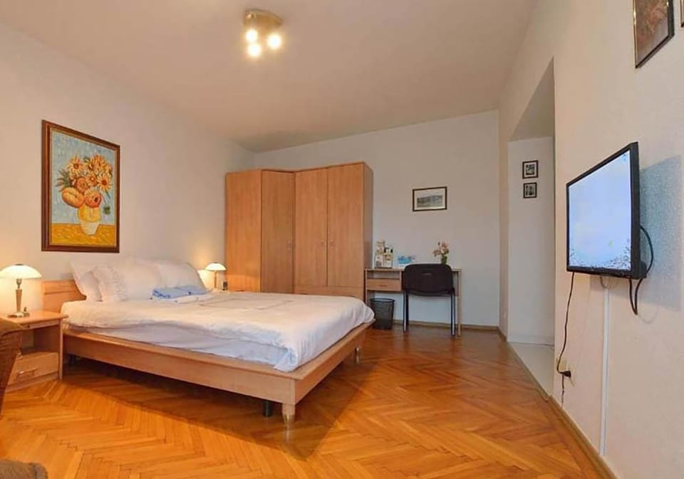 Communal lounge/ TV room, Bed, TV and multimedia, Photo of the whole room, Bedroom, hair dresser, wardrobe