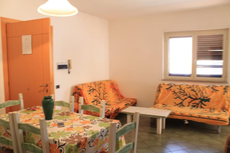 Girasole sul mare ,sea view washdisher , air conditioning, garage moto, 200 m from centre, 300 m from beach ,wifi, CIN Apartment in Santa Teresa Gallura