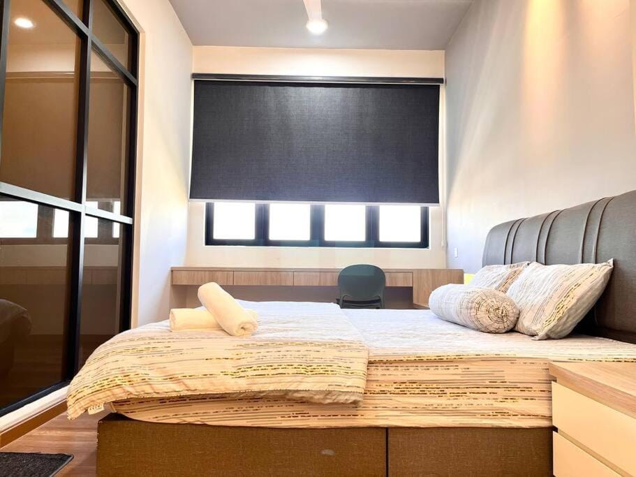 Bed, Photo of the whole room, Bedroom, towels