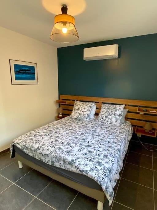 Bed, Photo of the whole room, air conditioner