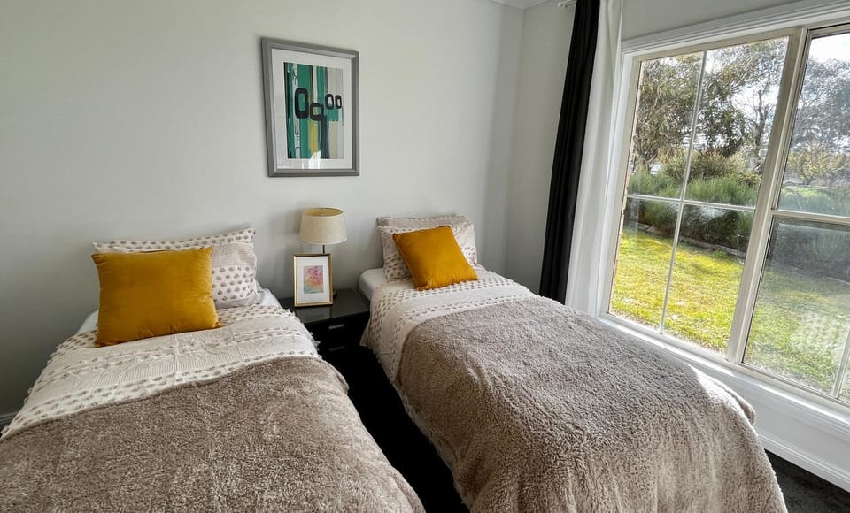 Winterwood Lodge - 6mins Jindabyne -Pets Allow-Floor Heating Winter-Swimming Pool Summer House in Jindabyne