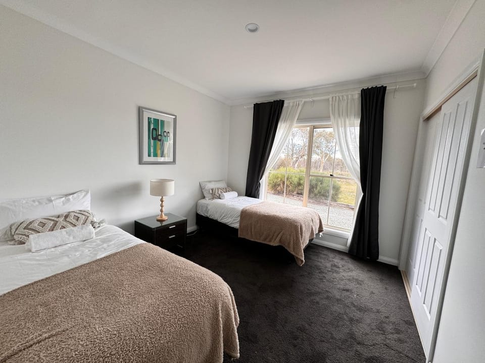 Winterwood Lodge - 6mins Jindabyne -Pets Allow-Floor Heating Winter-Swimming Pool Summer House in Jindabyne