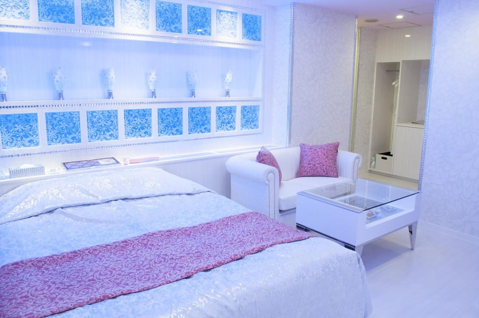 Photo of the whole room, Bedroom