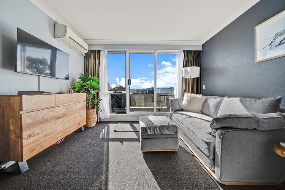 Horizons 306 - Deluxe Lake Front Studio l Pool l Tennis l WiFi l BBQ House in East Jindabyne