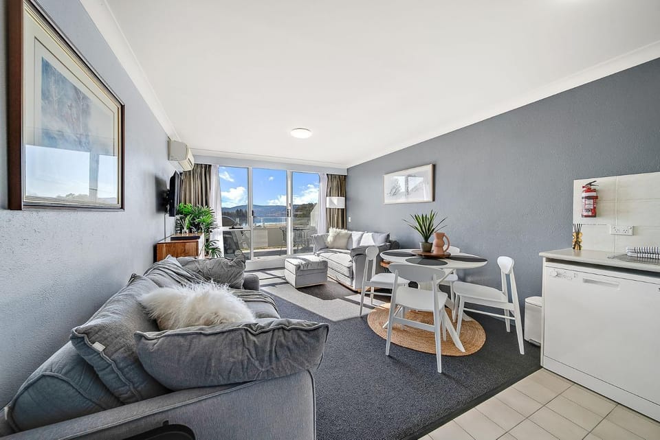 Horizons 306 - Deluxe Lake Front Studio l Pool l Tennis l WiFi l BBQ House in East Jindabyne