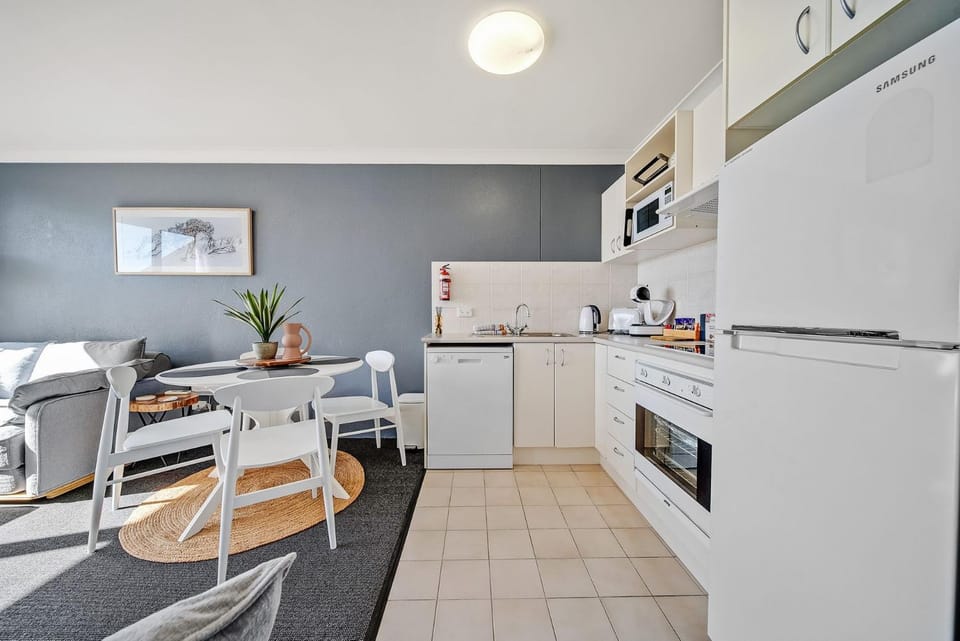 Horizons 306 - Deluxe Lake Front Studio l Pool l Tennis l WiFi l BBQ House in East Jindabyne