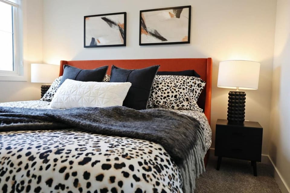 Stylish Home with AC 3 King Beds Garage Disney House in Edmonton