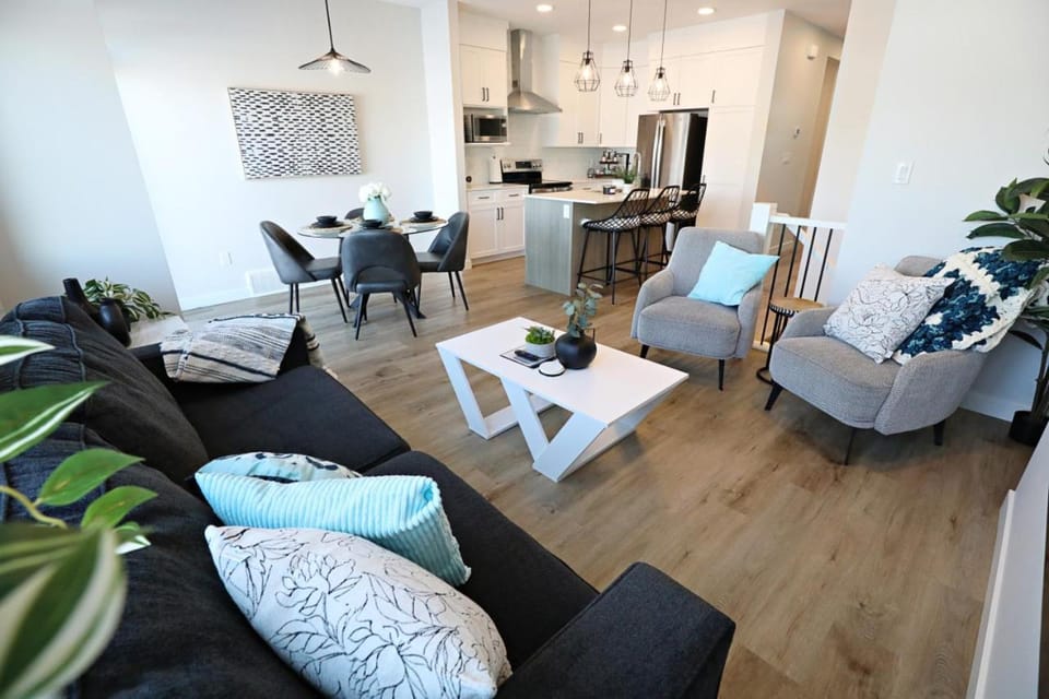 Stylish Home with AC 3 King Beds Garage Disney House in Edmonton
