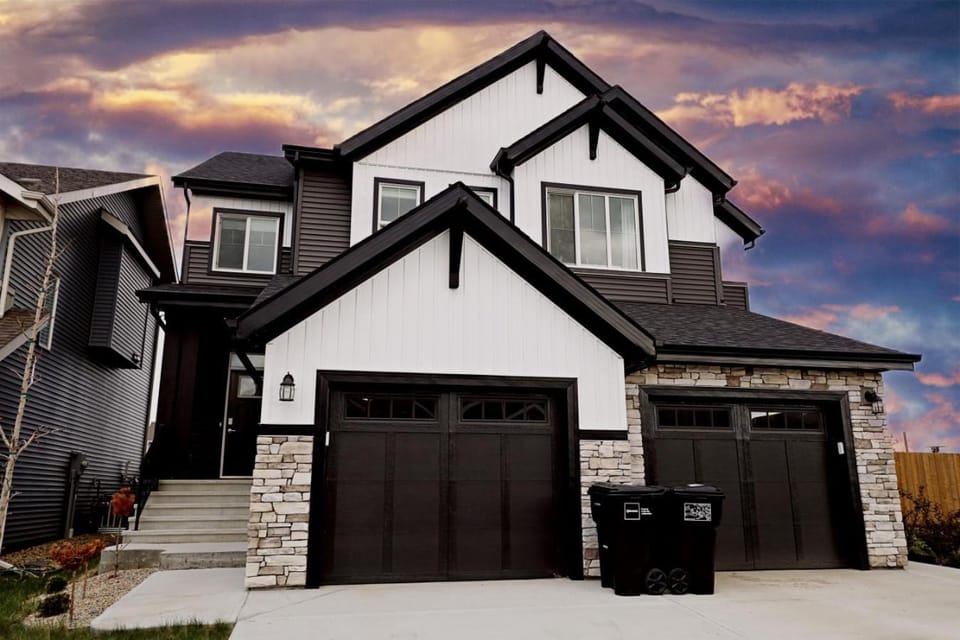 Stylish Home with AC 3 King Beds Garage Disney House in Edmonton
