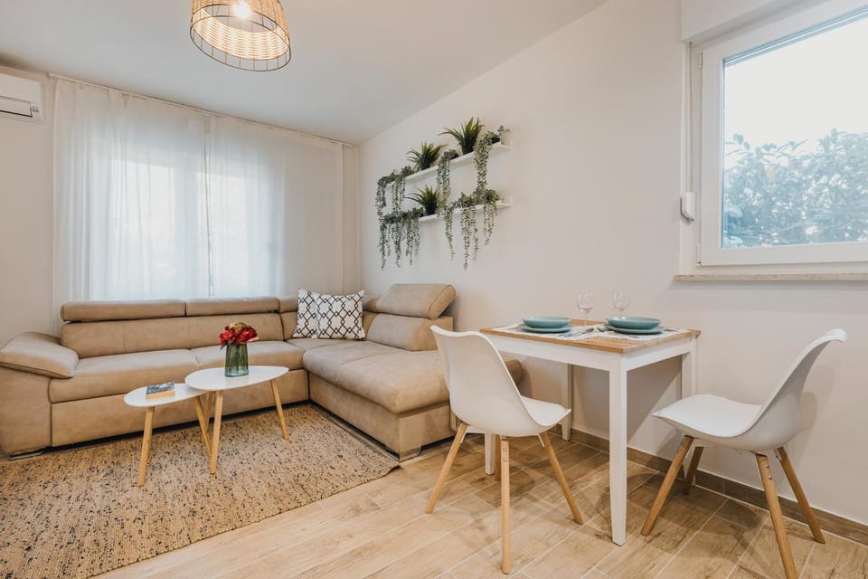 Living room, Seating area, Dining area, air conditioner