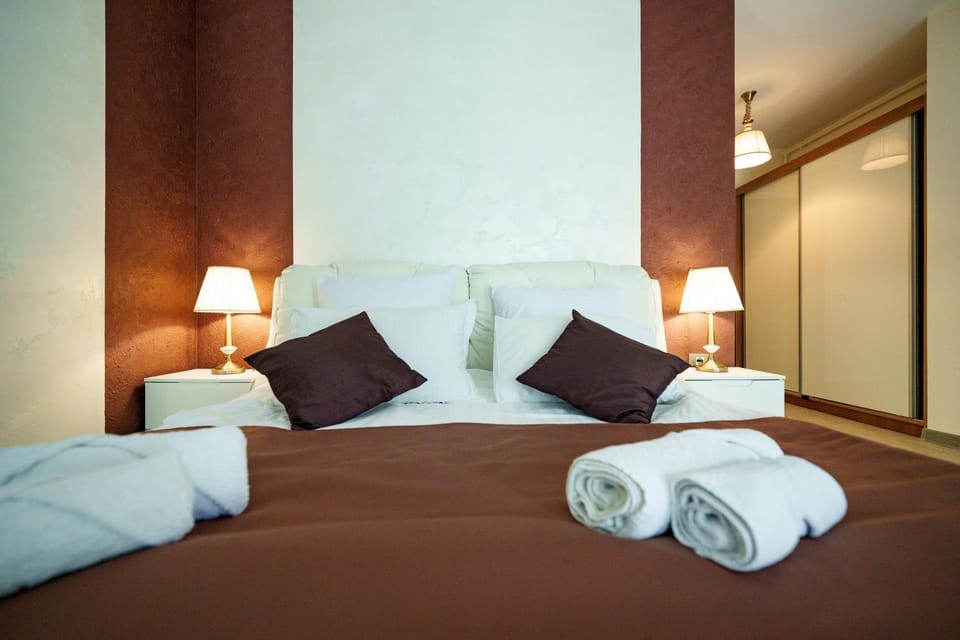Bed, Photo of the whole room, Bedroom, towels