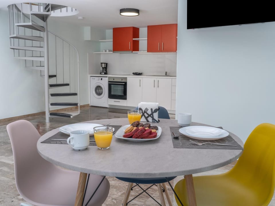 Kitchen or kitchenette, Dining area, minibar, pet friendly, stove, toaster