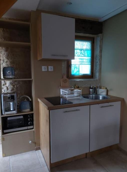 Coffee/tea facilities, Kitchen or kitchenette, dishwasher, stove, washing machine