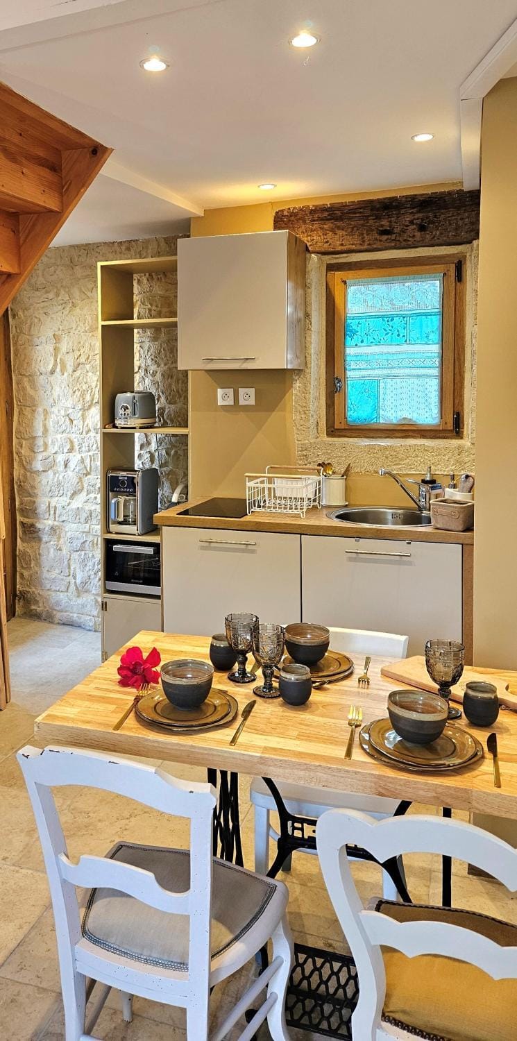 Kitchen or kitchenette, Food and drinks, Dining area, Food, stove, toaster